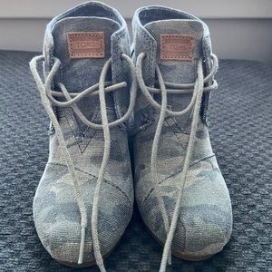 TOMS Camo Wedge Booties Women’s Size 6